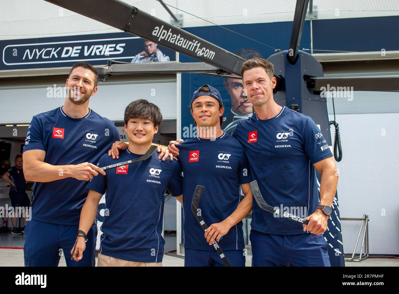 Yuki Tsunoda (JAP) Alpha Tauri AT04 und Nyck De Vries (NED) - mit Scuderia AlphaTauri Mechanicals bei der Arbeit. An Tag 1 der FORMEL 1 PIRELLI GRAND PRIX DU CANADA 2023 - vom 15. Bis 18. Juni 2023 in Montreal, Quebec, Kanada Stockfoto