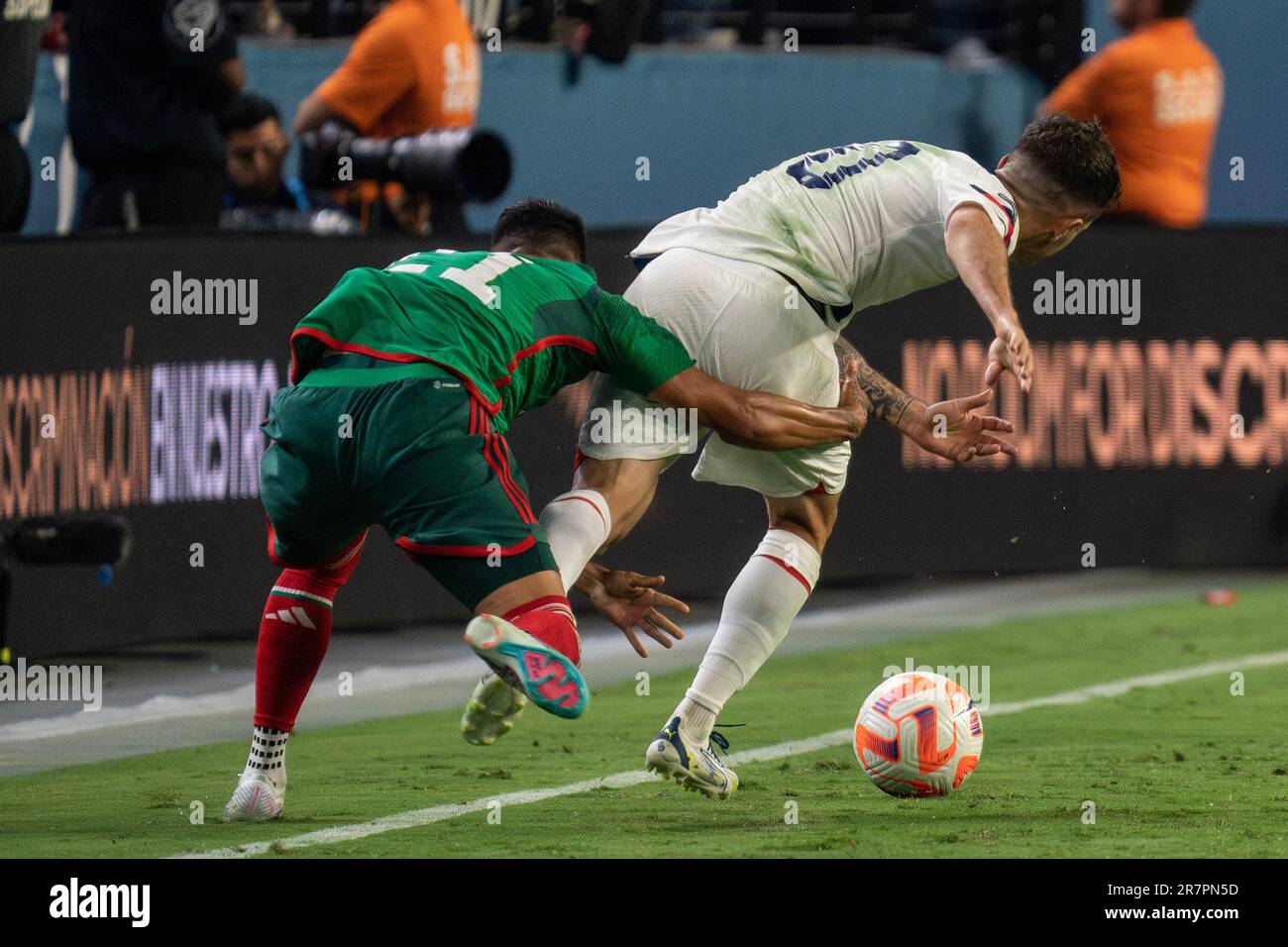 Der mexikanische Mittelfeldspieler Uriel Antuna (21) erhält eine gelbe Karte, nachdem er während eines Halbfings der CONCACAF Nations League gegen US Forward Christian Pulisic (10) angetreten hat Stockfoto