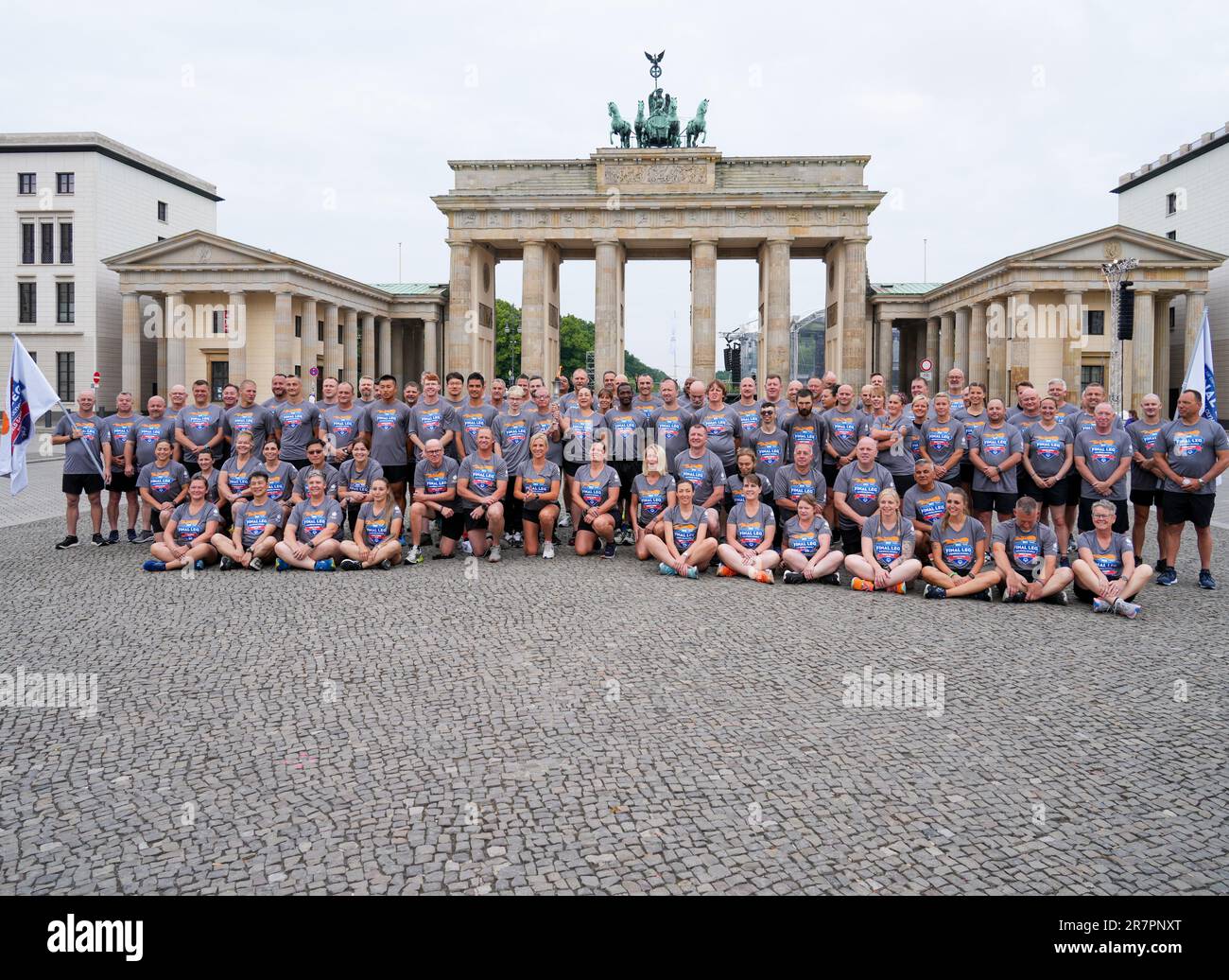 Berlin, Deutschland. 17. Juni 2023. Behindertensport: Olympische Sonderspiele, Weltspiele, Begrüßung der Fackelläufer des Law Enforcement Torch Run (LETR) der Olympischen Sonderspiele Berlin 2023 am Brandenburger Tor. Kredit: Soeren Stache/dpa/Alamy Live News Stockfoto