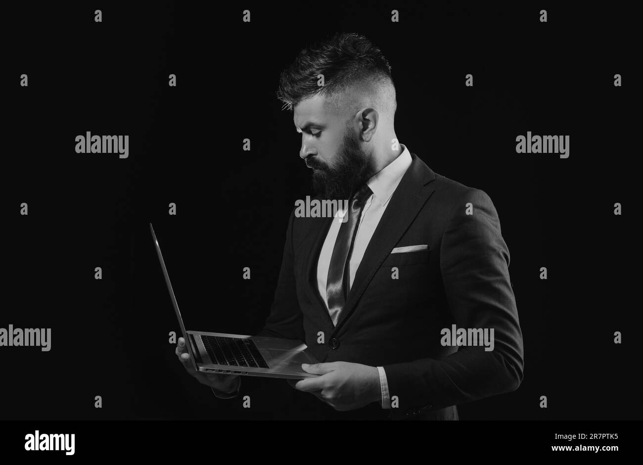 Geschäftsleute analysieren Finanzen. Power man und Business. Geschäftsmann analysiert. Finanzmarktanalyst arbeitet. Ein nachdenklicher Geschäftsmann, der bereit ist, zu arbeiten Stockfoto