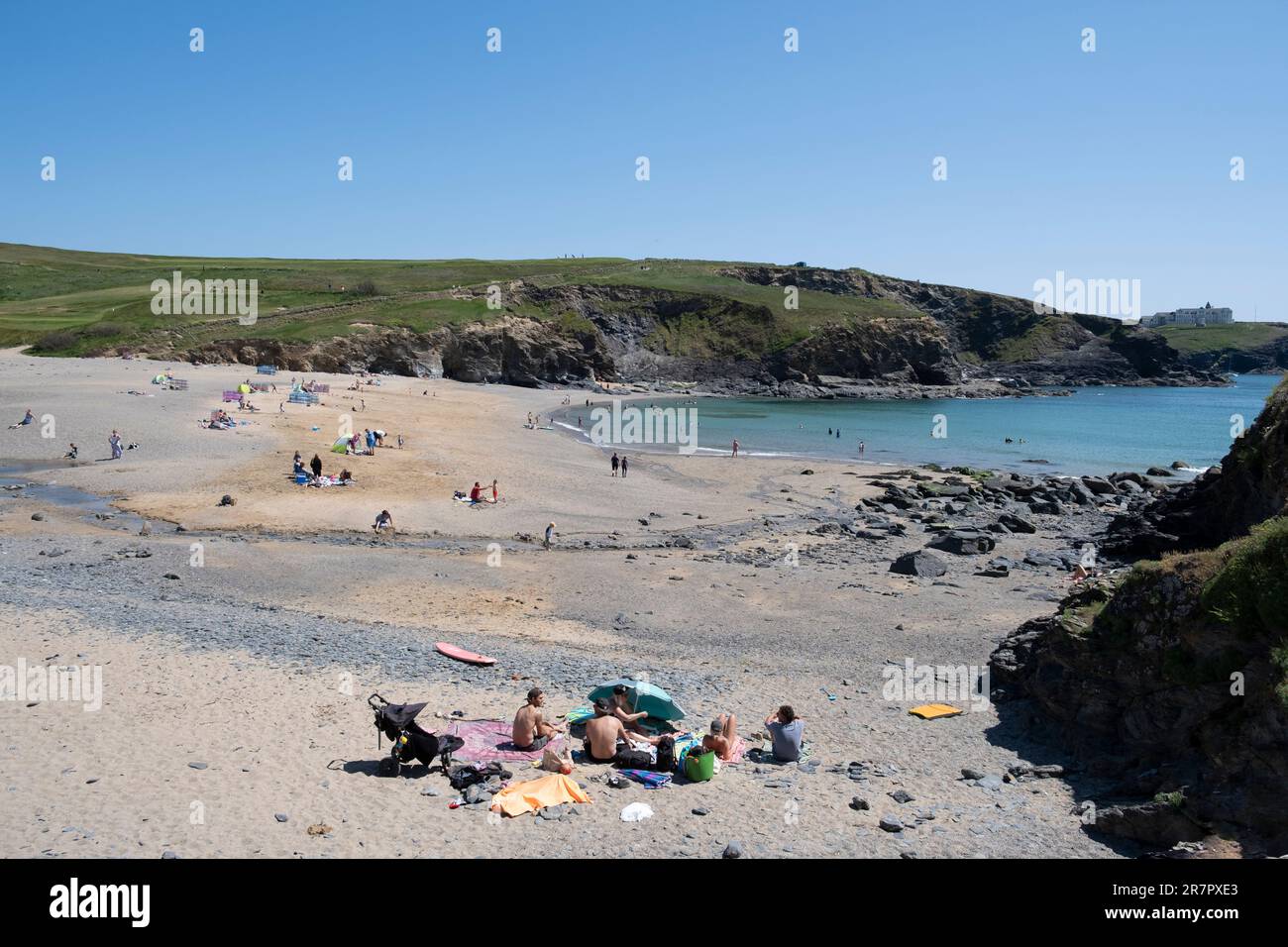 Urlauber am Strand bei Gunwalloe und Dollar Coves an der Südküste von Cornwall, England. Stockfoto