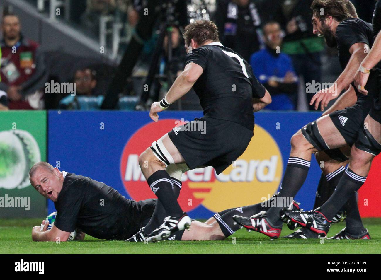 Neuseeländischer Tony Woodcock trifft Frankreich im Finale der Rugby-Weltmeisterschaft im Eden Park, Auckland, Neuseeland, Sonntag, 23. Oktober, 2011. Stockfoto