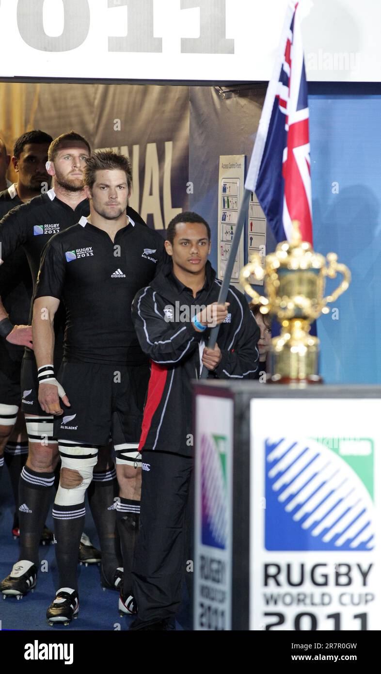 Neuseeländischer Kapitän Richie McCaw wartet darauf, seine Mannschaft auf das Spielfeld zu führen, um am Sonntag, den 23. Oktober, im Eden Park, Auckland, Neuseeland, im Finale der Rugby-Weltmeisterschaft gegen Frankreich zu spielen. 2011. Stockfoto