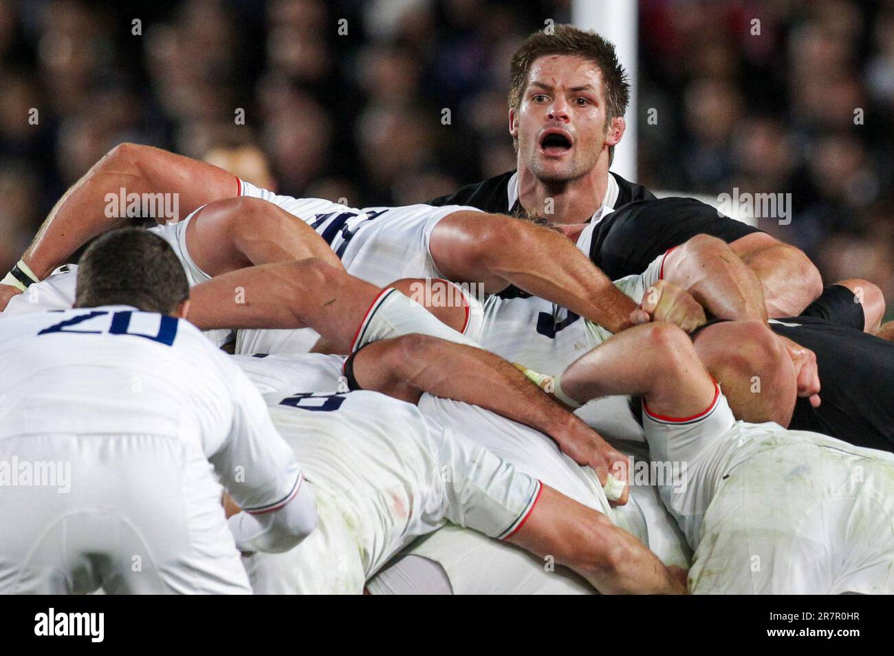 Neuseeländischer Kapitän Richie McCaw blickt auf Frankreichs Scrum-Pack im Finale der Rugby-Weltmeisterschaft im Eden Park, Auckland, Neuseeland, Sonntag, 23. Oktober, 2011. Stockfoto