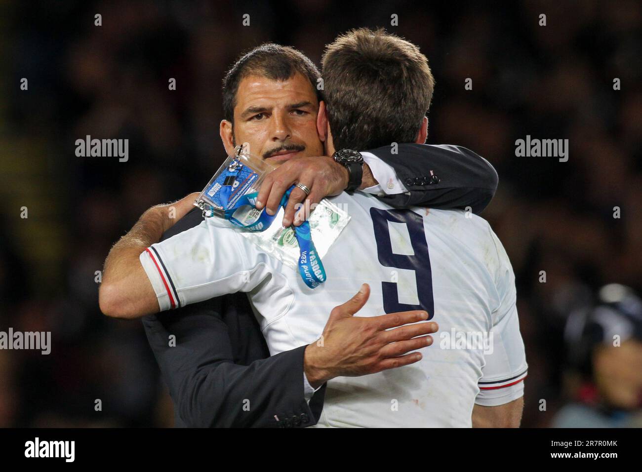Frankreichs Cheftrainer Marc Lievremont begrüßt Dimitri Yachvili, nachdem er am Sonntag, den 23. Oktober, im Eden Park, Auckland, Neuseeland, im Finale der Rugby-Weltmeisterschaft gegen Neuseeland verloren hatte. 2011. Stockfoto