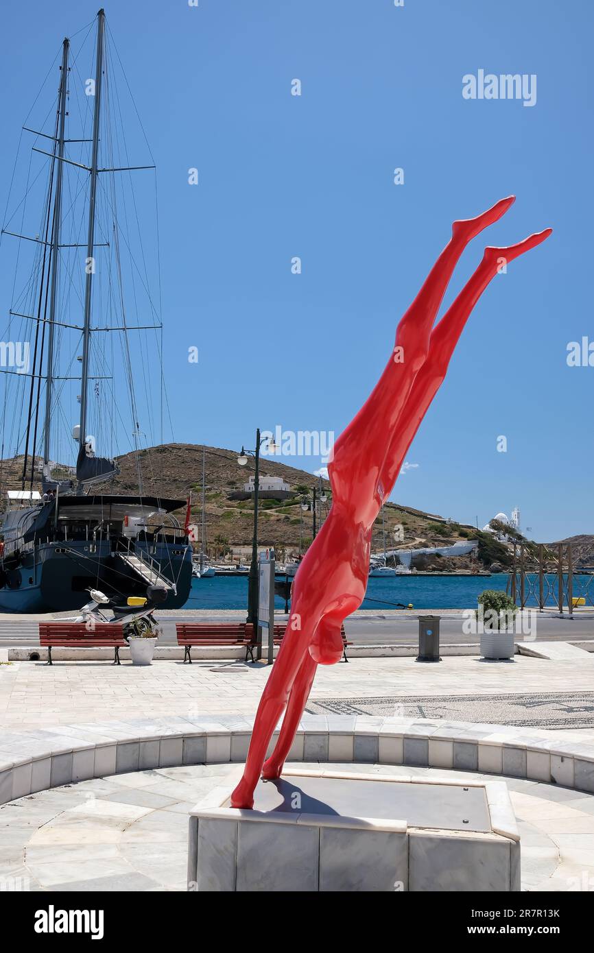 IOS, Griechenland - 21. Mai 2021 : Blick auf eine Statue moderner Kunst auf dem Hauptplatz im Hafen von iOS Greece Stockfoto