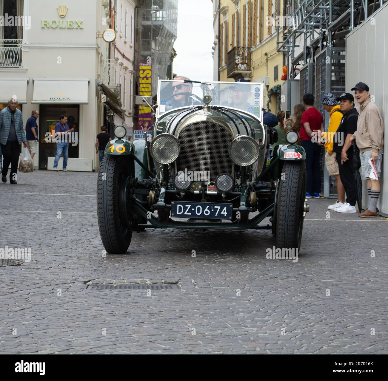 PESARO , ITALIEN - 14. JUNI - 2023 : BENTLEY 3 Liter 1923 auf einem alten Rennwagen in der Rallye Mille Miglia 2020 das berühmte historische rennen italiens (1927-1957) Stockfoto