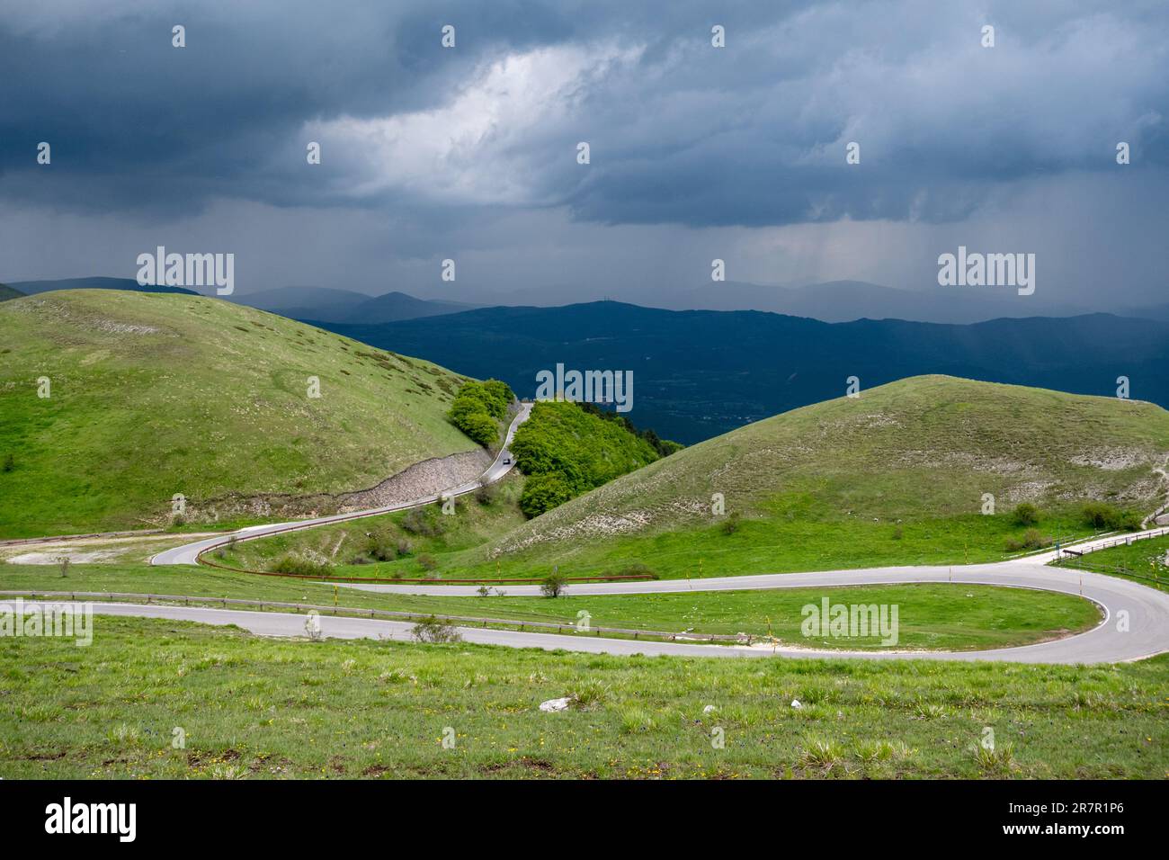 Gewundene Straße durch das Apennin-Gebirge durch die wunderschöne Landschaft des Sibillini-Nationalparks, Zentralitalien, Europa Stockfoto