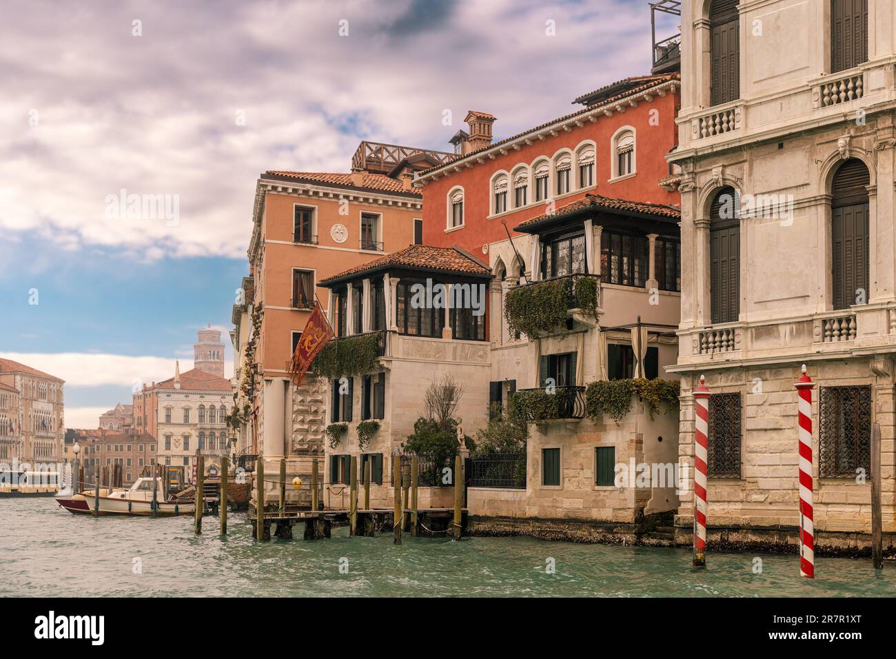 Wunderschöne Fassade von Gebäuden in Venedig mit grünen Pflanzen. Stockfoto