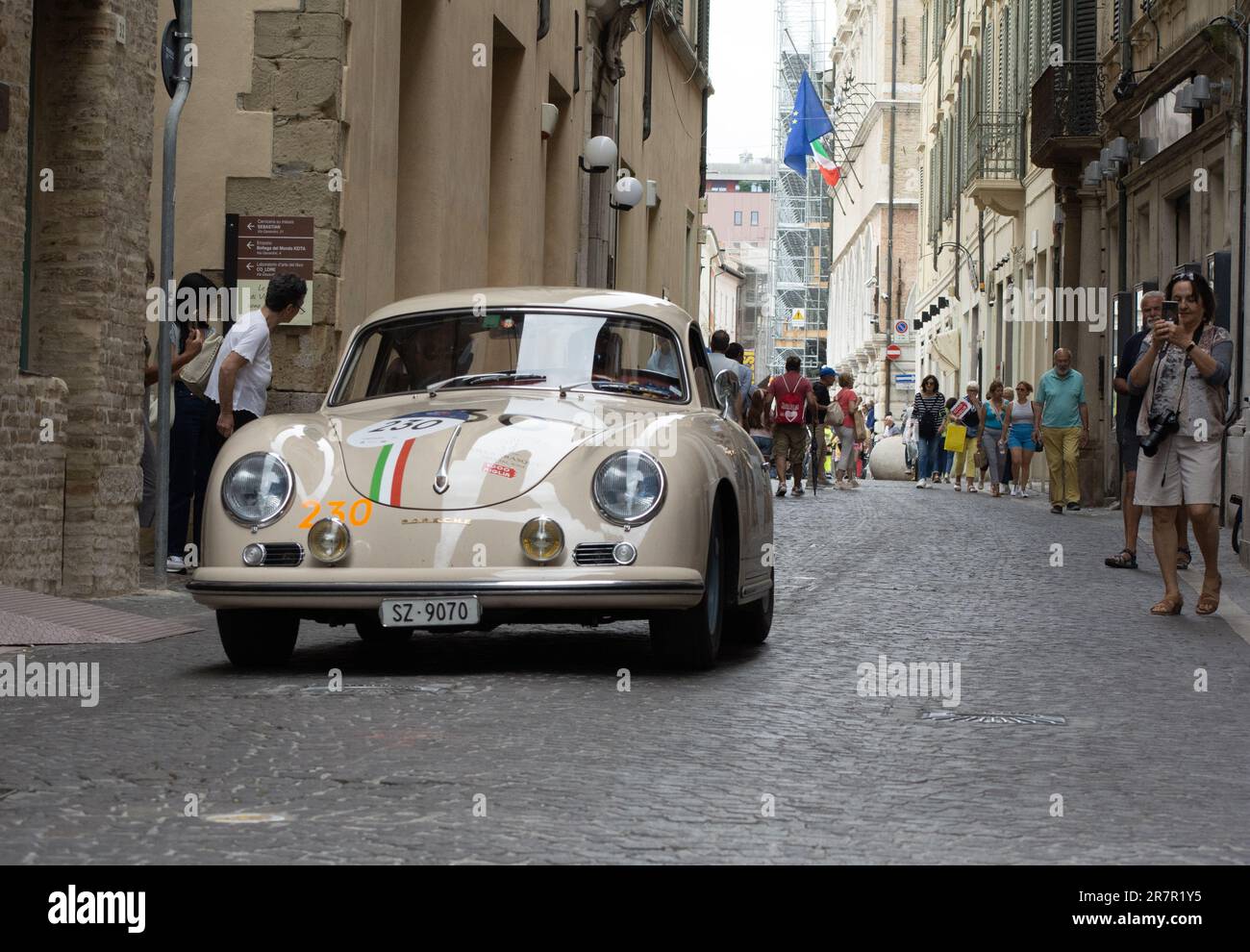 PESARO , ITALIEN - 14. JUNI - 2023 : PORSCHE 356 S 1500 GS CARRERA 1956 auf einem alten Rennwagen in der Rallye Mille Miglia 2020, dem berühmten historischen rennen italiens Stockfoto