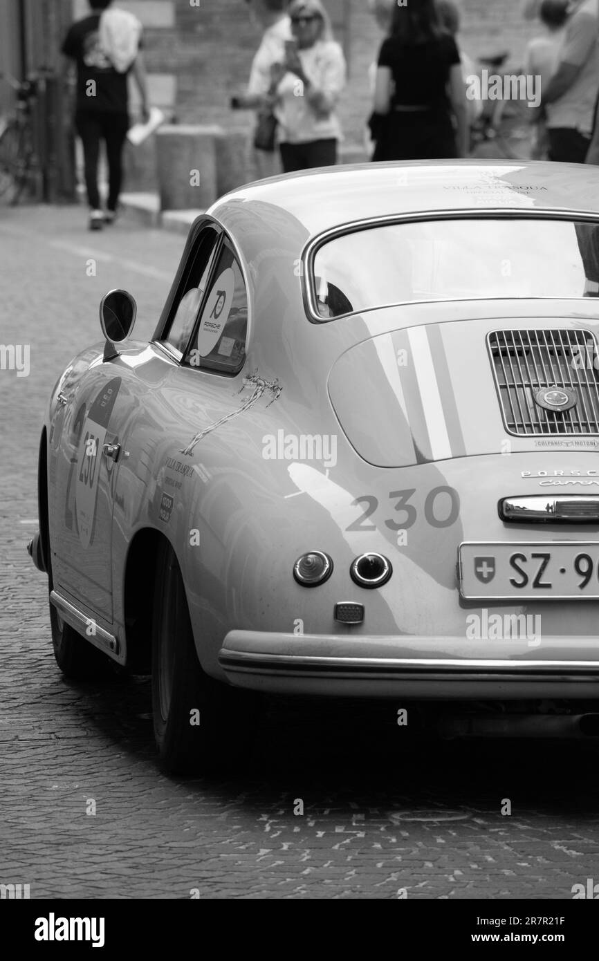 PESARO , ITALIEN - 14. JUNI - 2023 : PORSCHE 356 S 1500 GS CARRERA 1956 auf einem alten Rennwagen in der Rallye Mille Miglia 2020, dem berühmten historischen rennen italiens Stockfoto