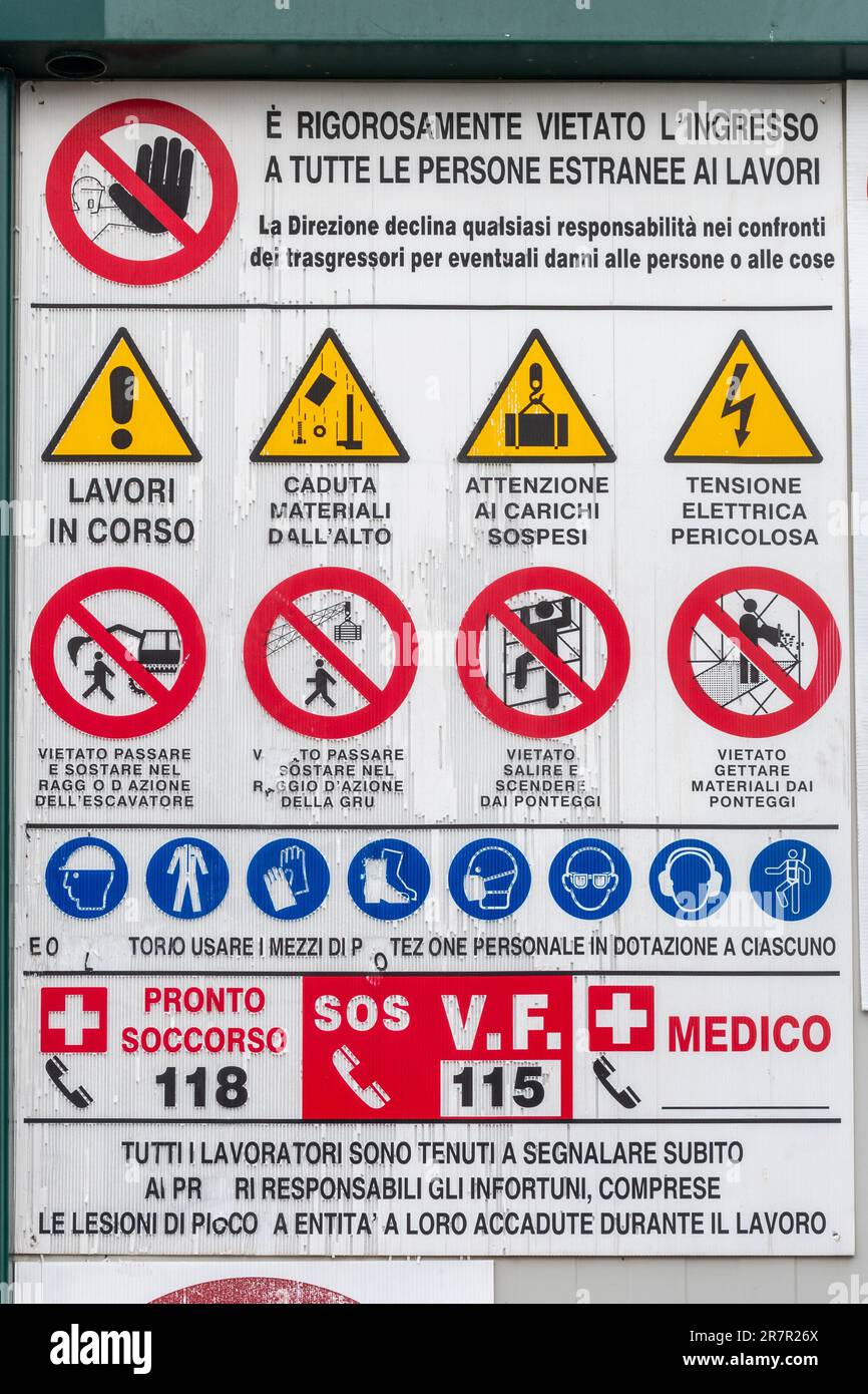 Italienischer Gesundheits- und Sicherheitshinweis, Warnschilder auf einer Baustelle, laufende Arbeiten Stockfoto
