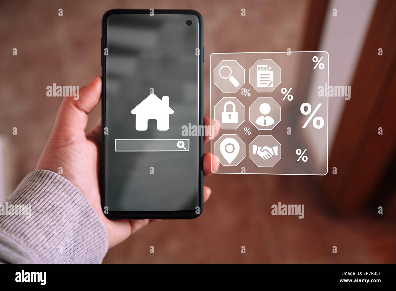 Frau verwendet Smartphone mit digitaler Schnittstelle für die Haussuche. Kaufhauskonzept. Immobilien. Lage, Energieeffizienzklasse und Immobilienwert. Stockfoto