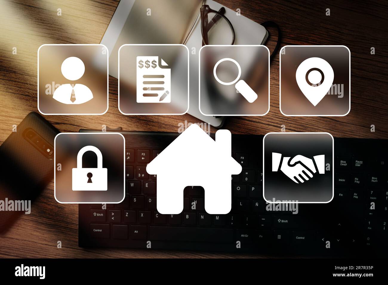 Desktop-Ansicht von oben mit digitaler Schnittstelle für die Haussuche. Kaufhauskonzept. Immobilien. Lage, Energieeffizienzklasse und Immobilienwert. Stockfoto