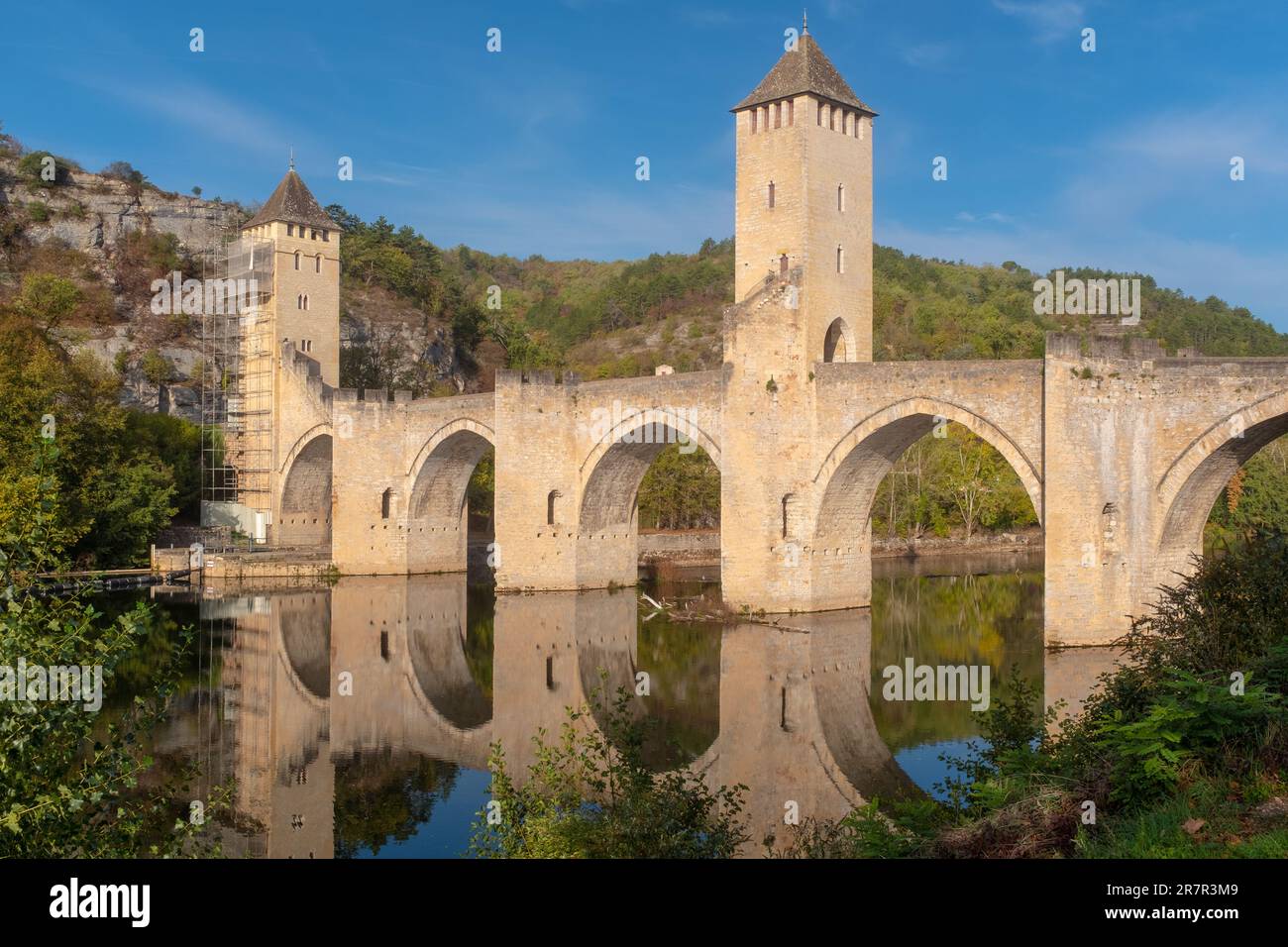 Blick über den Lot River der Valentré-Brücke in Cahors, Frankreich, an einem sonnigen Herbstmorgen ohne Menschen Stockfoto