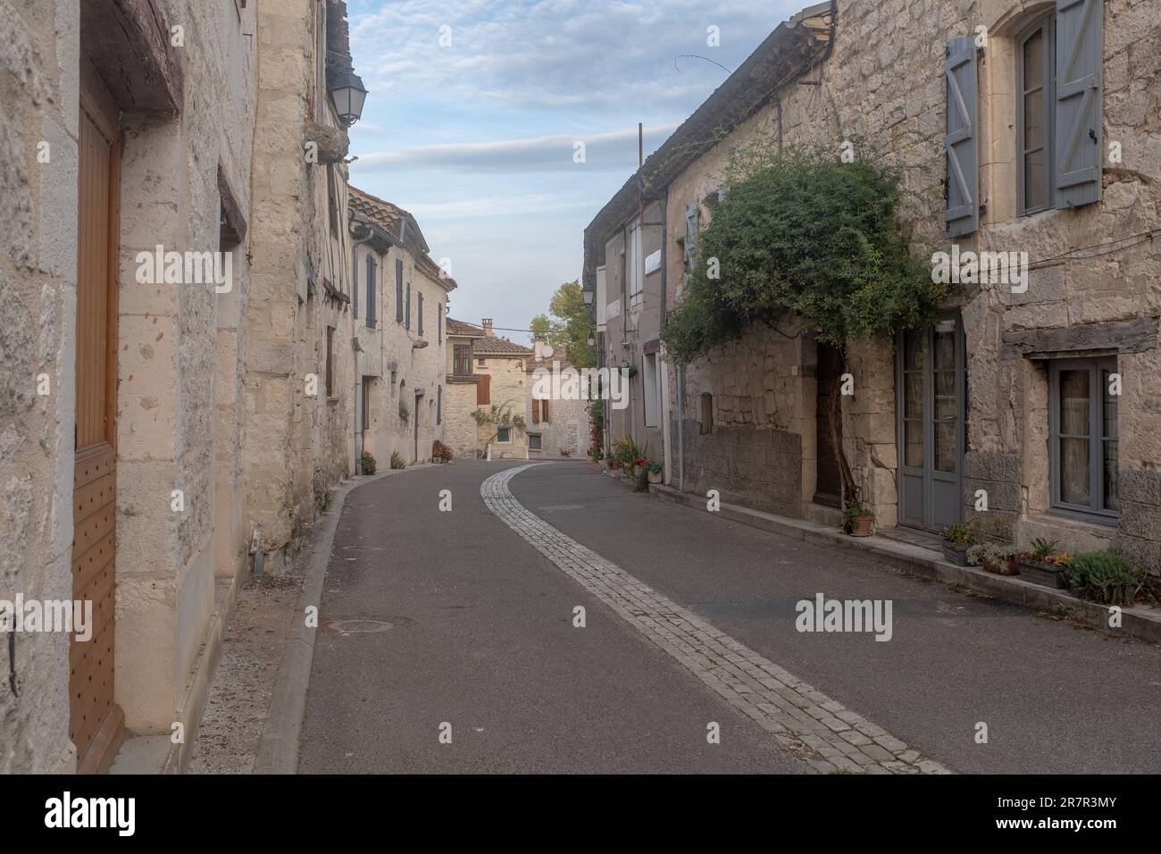 Die leere Hauptstraße der Kleinstadt Lascabanes im Südwesten Frankreichs. An einem teilweise sonnigen Herbstnachmittag ohne Leute aufgenommen Stockfoto