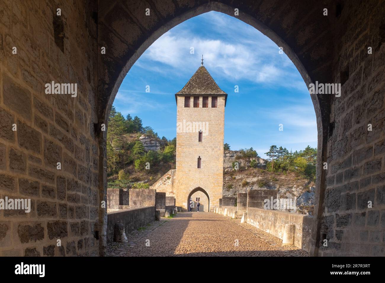 Cahors, Frankreich - 30. Oktober 2022: Blick auf die Valentré-Brücke von der Brücke selbst, aufgenommen an einem sonnigen Herbstmorgen mit zwei kaum erkennbaren Personen Stockfoto