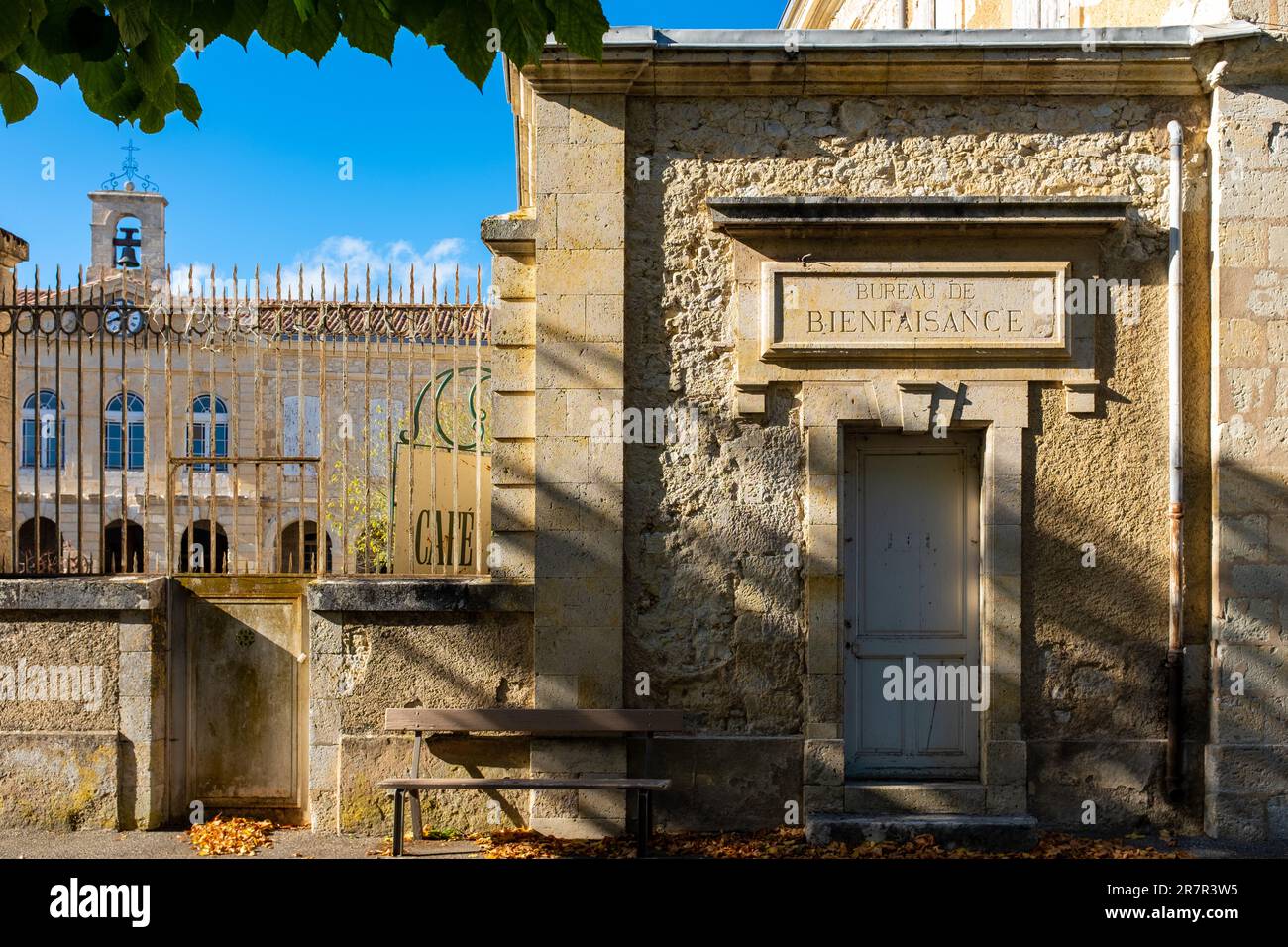 Lectoure, Frankreich - 5. November 2022: Das ehemalige Spendenbüro eines stillgelegten Krankenhauses, aufgenommen an einem sonnigen Herbsttag ohne Menschen Stockfoto