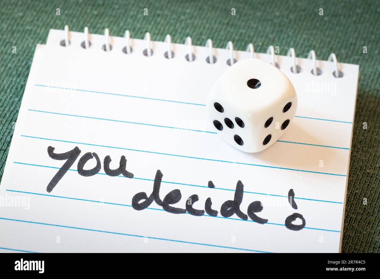 Weiße Würfel auf einem Notizblock mit der Beschriftung, die Sie als Entscheidungsgrundlage, Würfelwurf, Problem, Lösung, Auswahlkonzept festlegen Stockfoto