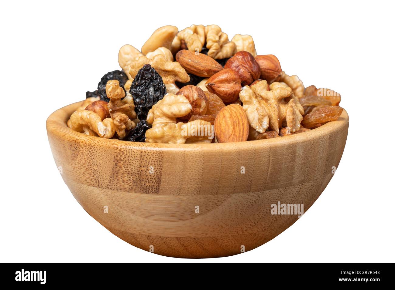 Gemischte rohe Nüsse, isoliert auf weißem Hintergrund. Speziell gemischte Nüsse in der Schüssel. Haselnuss, Mandel, Cashew, Pistazien, getrocknete Heidelbeere. Superfood. Vegetarisch f Stockfoto
