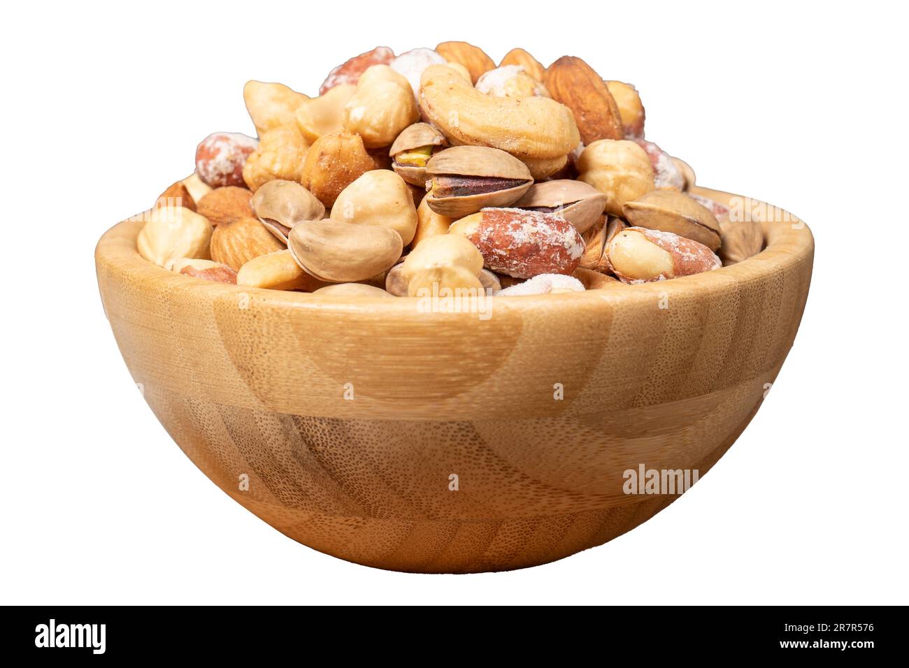 Gemischte Nüsse, isoliert auf weißem Hintergrund. Speziell gemischte Nüsse in einer Holzschüssel. Nüsse, Pistazien, Erdnüsse, Cashews, Mandeln. Superfood Vegetarier Food c Stockfoto