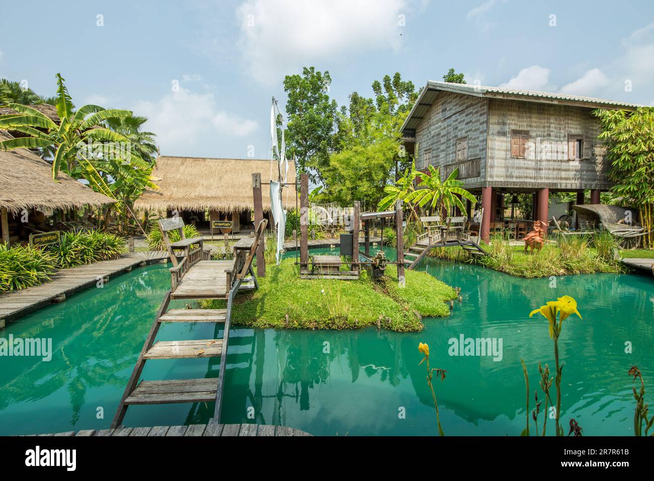 Nakhon Nayok, Thailand - 29. April 2023 : thailändisches Haus im alten ...