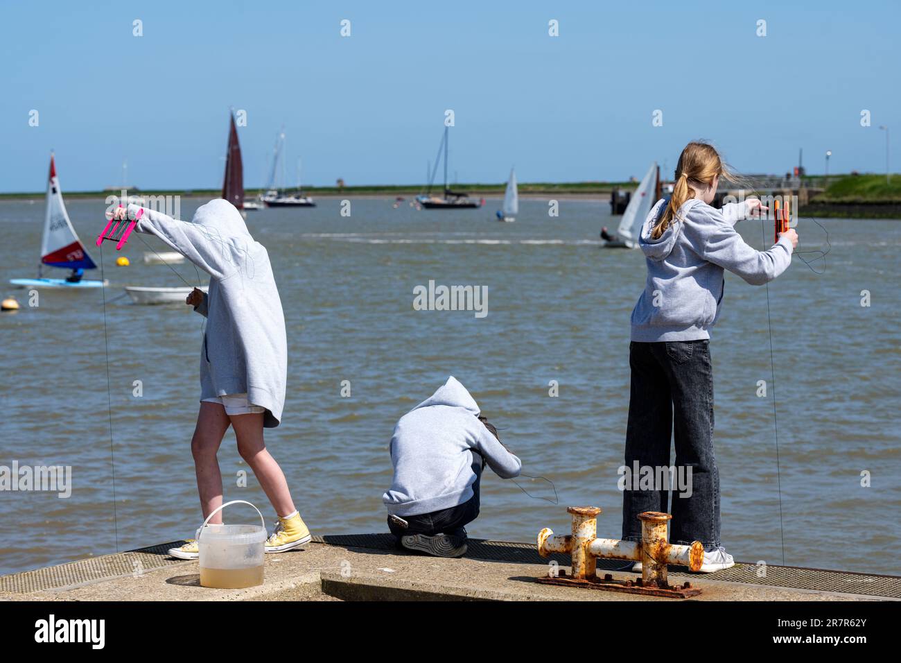 Krabbenfischen vom Kai Orford Suffolk England Stockfoto