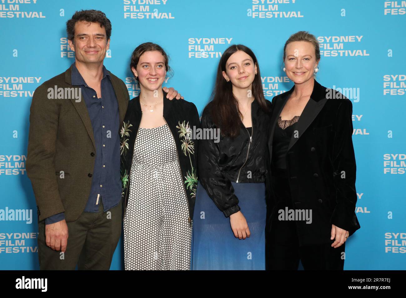 Sydney, Australien. 17. Juni 2023 Sydney Film Festival 70.: Weltpremiere, Bay of Fires, roter Teppich im Event Cinemas George Street. Abbildung: Ben Winspear (Ehemann) und Marta Düsseldorp (Besetzung) mit den Töchtern Grace Winspear und Maggie Winspear. Kredit: Richard Milnes/Alamy Live News Stockfoto