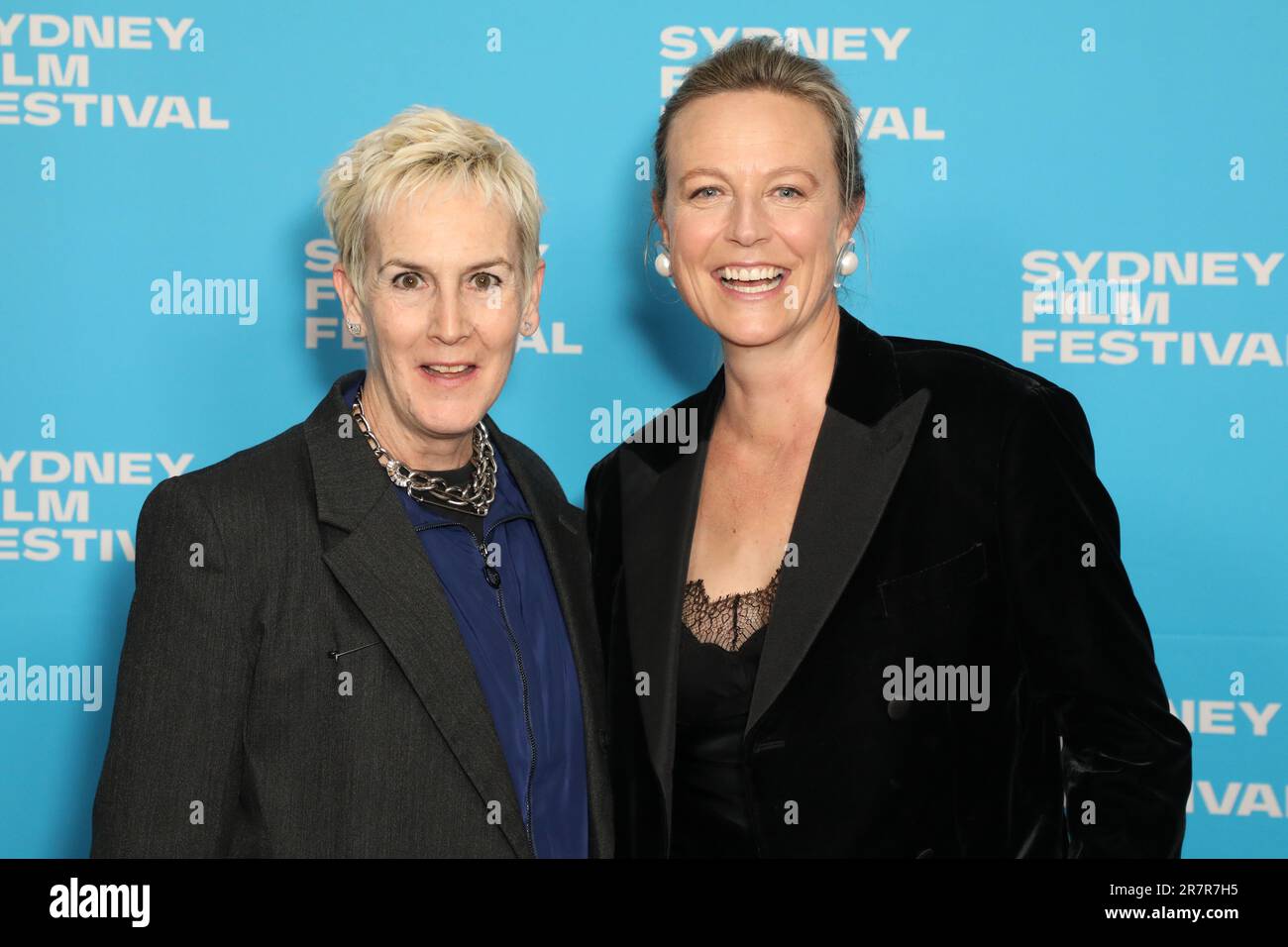 Sydney, Australien. 17. Juni 2023 Sydney Film Festival 70.: Weltpremiere, Bay of Fires, roter Teppich im Event Cinemas George Street. Im Bild, L-R: Frances Wallace (SFF-CEO) und Marta Dusseldorp (Cast). Kredit: Richard Milnes/Alamy Live News Stockfoto