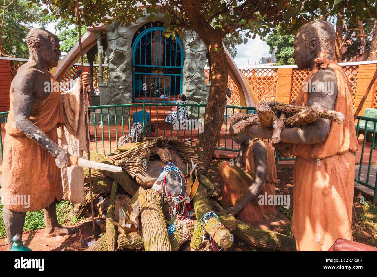 Statuen von Christen, die von Kabaka Mwanga II. In der katholischen Basilika der Uganda-Märtyrer, Namugongo, Uganda, martyriert wurden Stockfoto