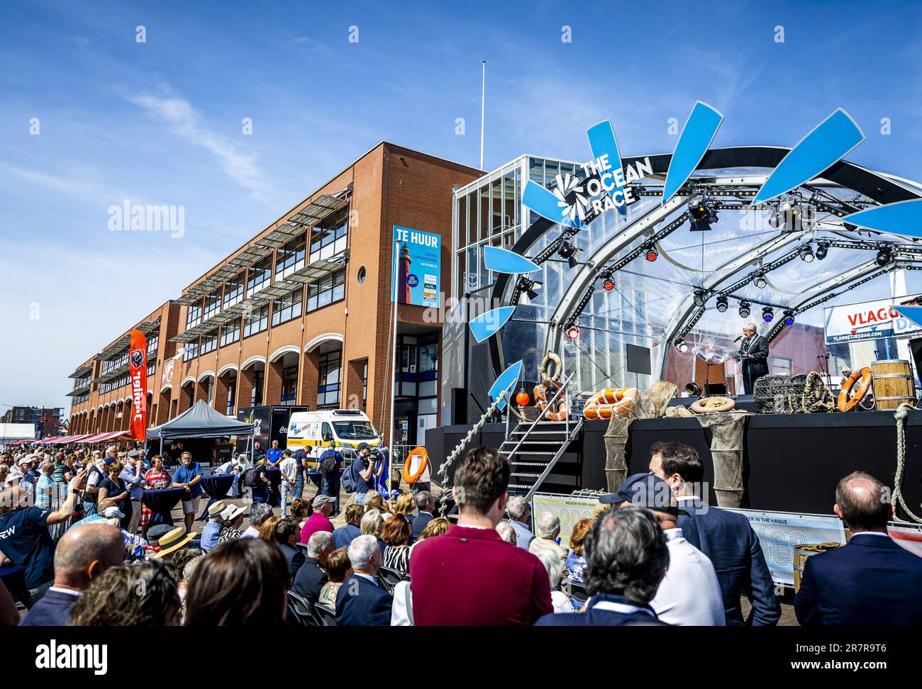 SCHEVENINGEN - öffentlich am Flaggentag, dem Beginn der Heringssaison. Der offizielle Beginn der Saison wurde verschoben, weil der Hering noch nicht fett genug ist, aber Vlaggetjesdag wird weitermachen. ANP REMKO DE WAAL niederlande raus - belgien raus Stockfoto