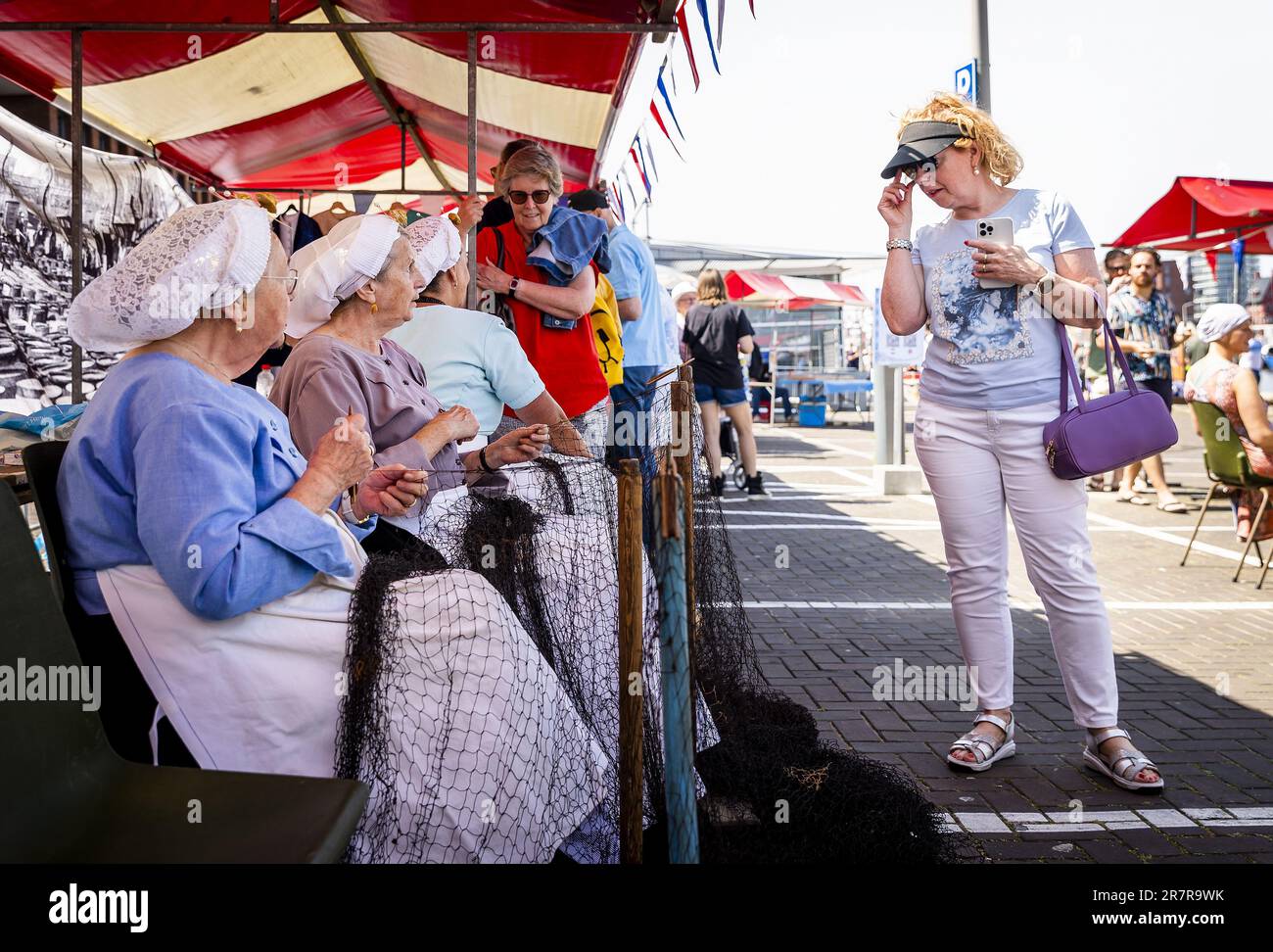 SCHEVENINGEN - öffentlich am Flaggentag, dem Beginn der Heringssaison. Der offizielle Beginn der Saison wurde verschoben, weil der Hering noch nicht fett genug ist, aber Vlaggetjesdag wird weitermachen. ANP REMKO DE WAAL niederlande raus - belgien raus Stockfoto