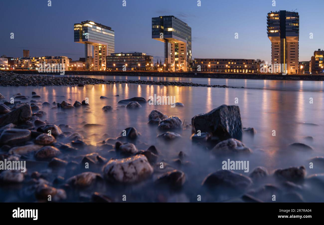KÖLN, DEUTSCHLAND - 19. APRIL 2023: Panoramabild moderner Gebäude im Hafen von Köln während der Nachtruhe am 19. April 2023 in Deutschland, Europa Stockfoto