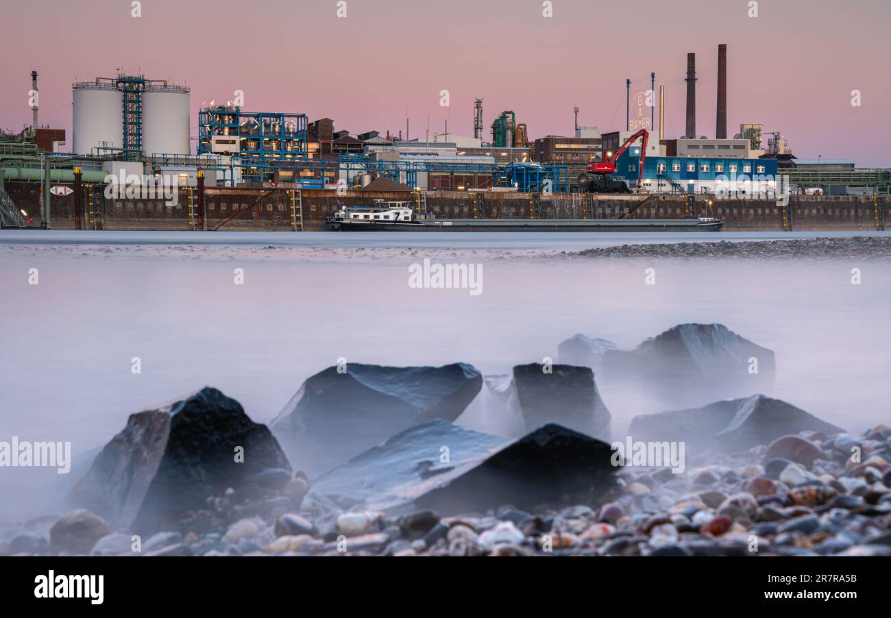 LEVERKUSEN, DEUTSCHLAND - 1. MÄRZ 2023: Industriegebiet des Chempark Leverkusen in der Nähe des Rheins bei Sonnenuntergang am 1. März 2023 in Nordrhein-Westpha Stockfoto