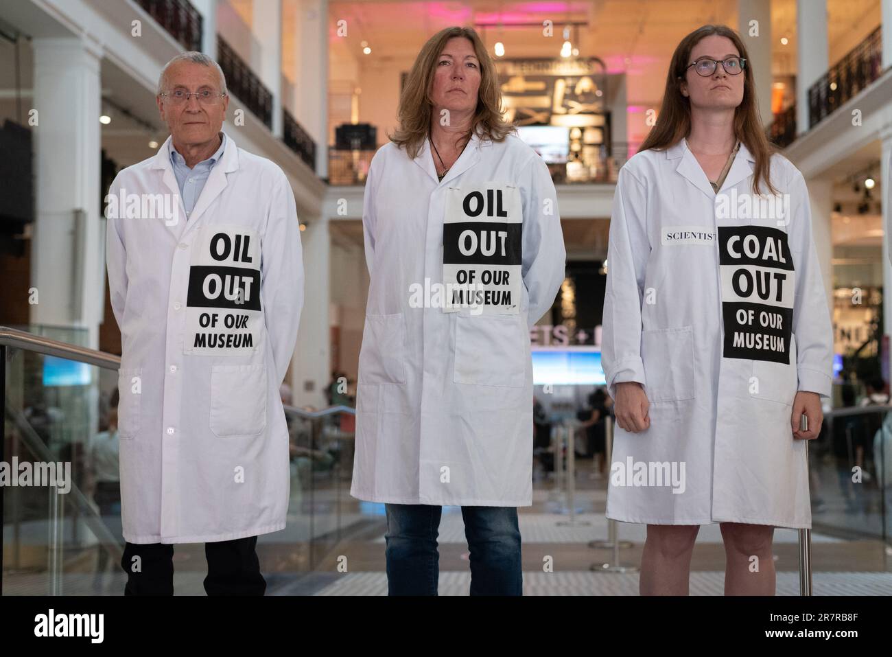 London, Großbritannien. 17. Juni 2023. Klimaaktivisten von Wissenschaftlern für die XR-Phase ein Protest, der das Londoner Wissenschaftsmuseum auffordert, die Sponsoring fossiler Brennstoffe von der Adani Group, einem großen Kohleproduzenten, und der norwegischen staatlichen Ölgesellschaft Equinor und dem britischen Ölriesen BP nicht mehr zu akzeptieren. Der Protest folgt auf jüngste Äußerungen von UN-Generalsekretär Antonio Gutteres, wonach Unternehmen mit fossilen Brennstoffen versuchen, ihre Bemühungen zur Bekämpfung der Bedrohung durch die globale Erwärmung zu "kappen". Kredit: Ron Fassbender/Alamy Live News Stockfoto