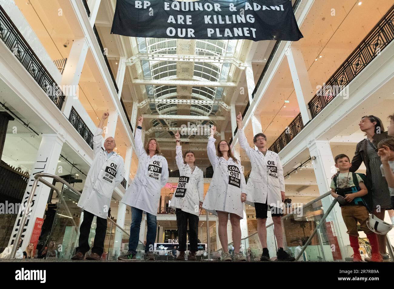 London, Großbritannien. 17. Juni 2023. Klimaaktivisten von Wissenschaftlern für die XR-Phase ein Protest, der das Londoner Wissenschaftsmuseum auffordert, die Sponsoring fossiler Brennstoffe von der Adani Group, einem großen Kohleproduzenten, und der norwegischen staatlichen Ölgesellschaft Equinor und dem britischen Ölriesen BP nicht mehr zu akzeptieren. Der Protest folgt auf jüngste Äußerungen von UN-Generalsekretär Antonio Gutteres, wonach Unternehmen mit fossilen Brennstoffen versuchen, ihre Bemühungen zur Bekämpfung der Bedrohung durch die globale Erwärmung zu "kappen". Kredit: Ron Fassbender/Alamy Live News Stockfoto