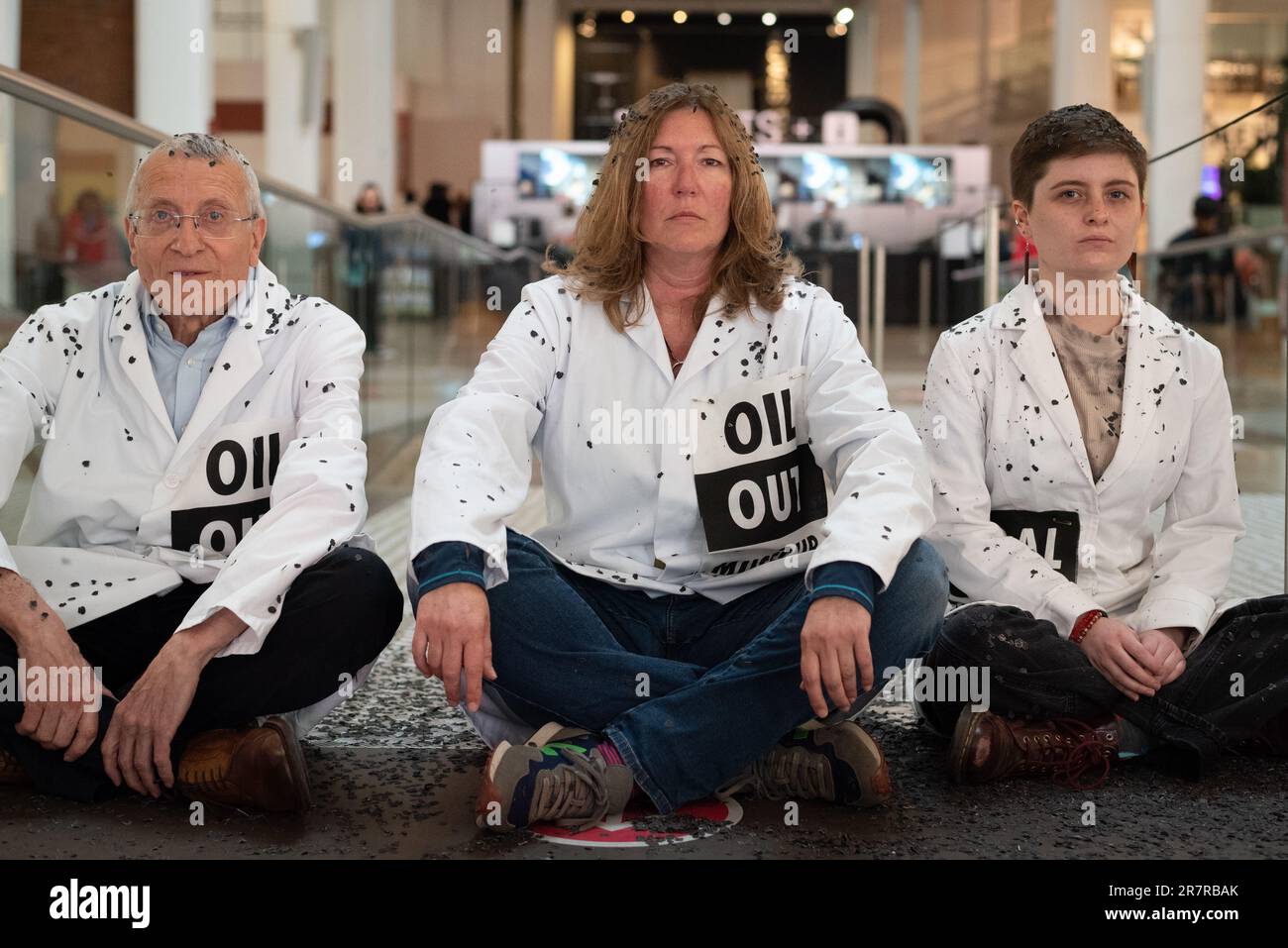 London, Großbritannien. 17. Juni 2023. Klimaaktivisten von Wissenschaftlern für die XR-Phase ein Protest, der das Londoner Wissenschaftsmuseum auffordert, die Sponsoring fossiler Brennstoffe von der Adani Group, einem großen Kohleproduzenten, und der norwegischen staatlichen Ölgesellschaft Equinor und dem britischen Ölriesen BP nicht mehr zu akzeptieren. Der Protest folgt auf jüngste Äußerungen von UN-Generalsekretär Antonio Gutteres, wonach Unternehmen mit fossilen Brennstoffen versuchen, ihre Bemühungen zur Bekämpfung der Bedrohung durch die globale Erwärmung zu "kappen". Kredit: Ron Fassbender/Alamy Live News Stockfoto
