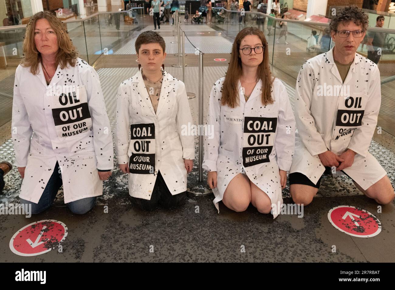 London, Großbritannien. 17. Juni 2023. Klimaaktivisten von Wissenschaftlern für die XR-Phase ein Protest, der das Londoner Wissenschaftsmuseum auffordert, die Sponsoring fossiler Brennstoffe von der Adani Group, einem großen Kohleproduzenten, und der norwegischen staatlichen Ölgesellschaft Equinor und dem britischen Ölriesen BP nicht mehr zu akzeptieren. Der Protest folgt auf jüngste Äußerungen von UN-Generalsekretär Antonio Gutteres, wonach Unternehmen mit fossilen Brennstoffen versuchen, ihre Bemühungen zur Bekämpfung der Bedrohung durch die globale Erwärmung zu "kappen". Kredit: Ron Fassbender/Alamy Live News Stockfoto