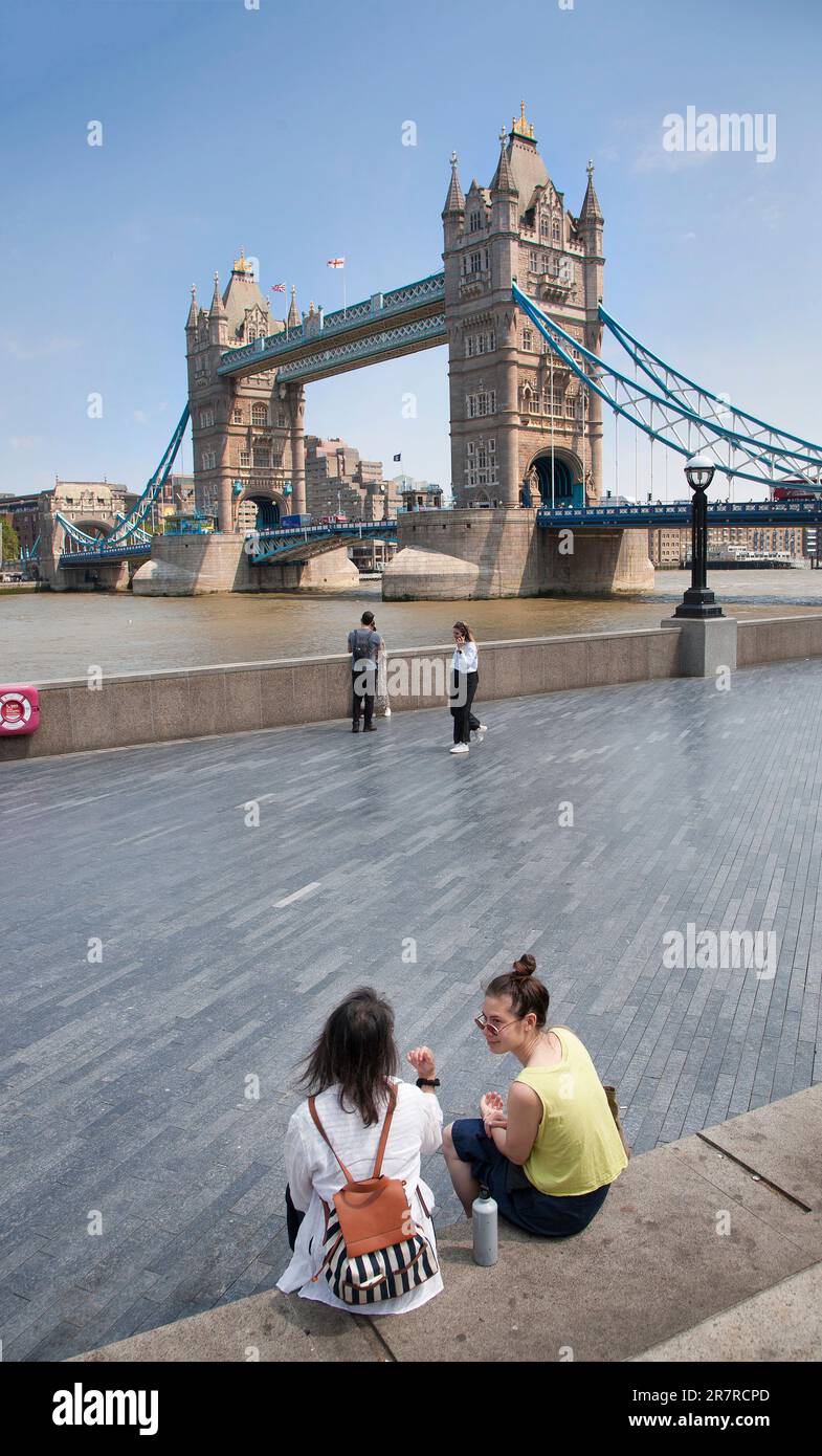 London Tower Bridge, Touristen genießen einen Sommertag, Blick auf den Westen Stockfoto