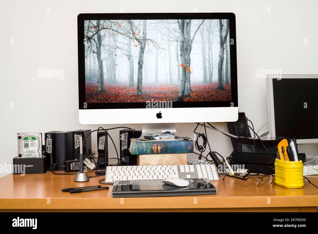 IMac-Computer auf dem Arbeitstisch in modernem Studiostil Stockfoto