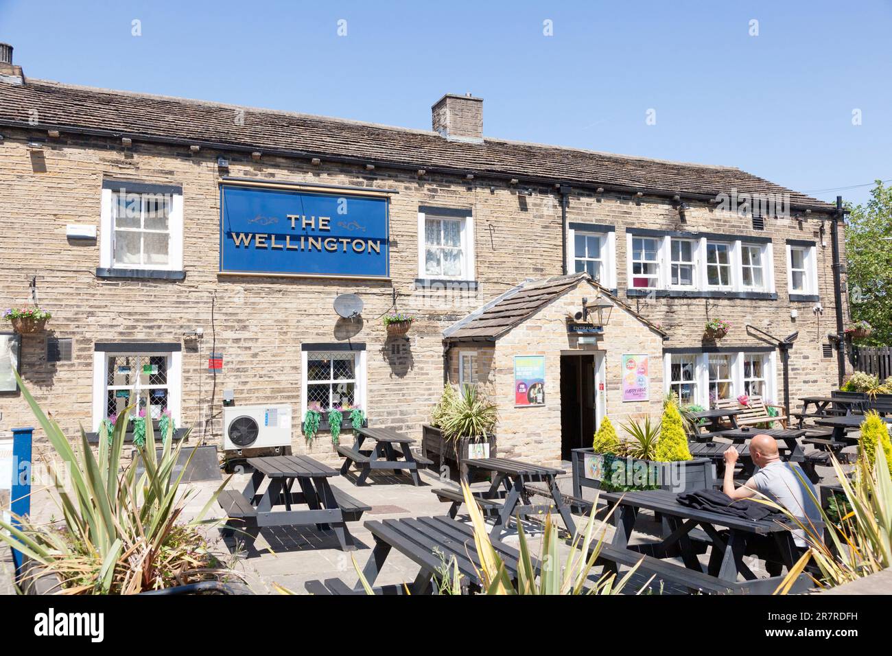 Tische vor dem Wellington Pub an einem sonnigen Tag, Elland, West Yorkshire Stockfoto