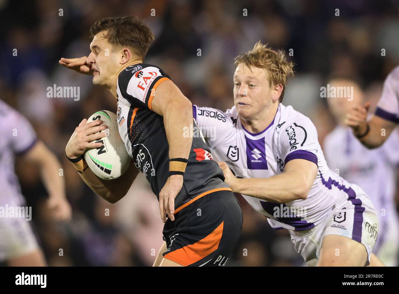 Sydney, Australien. 17. Juni 2023. Jake Simpkin of the Tigers wird vom Tyran Wishart of the Storm während der NRL-Runde 16 des Spiels zwischen den Wests Tigers und dem Melbourne Storm im Campbelltown Stadium in Sydney angegriffen, Samstag, den 17. Juni 2023. (AAP Image/Mark Evans) KEINE ARCHIVIERUNG, NUR REDAKTIONELLE VERWENDUNG Kredit: Australian Associated Press/Alamy Live News Stockfoto