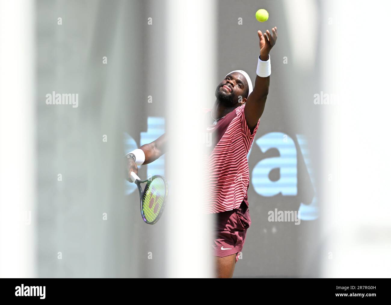 Stuttgart, Deutschland. 17. Juni 2023. Tennis: ATP-Tour - Stuttgart, Singles, Männer, Halbfinale. Tiafoe (USA) - Fucsovics (Ungarn). Frances Tiafoe in Aktion. Kredit: Marijan Murat/dpa/Alamy Live News Stockfoto