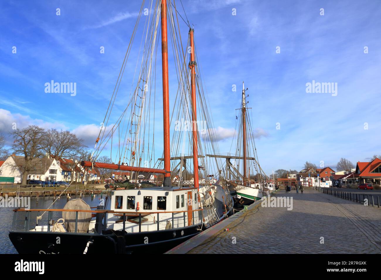 Januar 28 2023 - Wieck, Greifswald in Deutschland: Der Hafen des schönen Dorfes im Winter Stockfoto