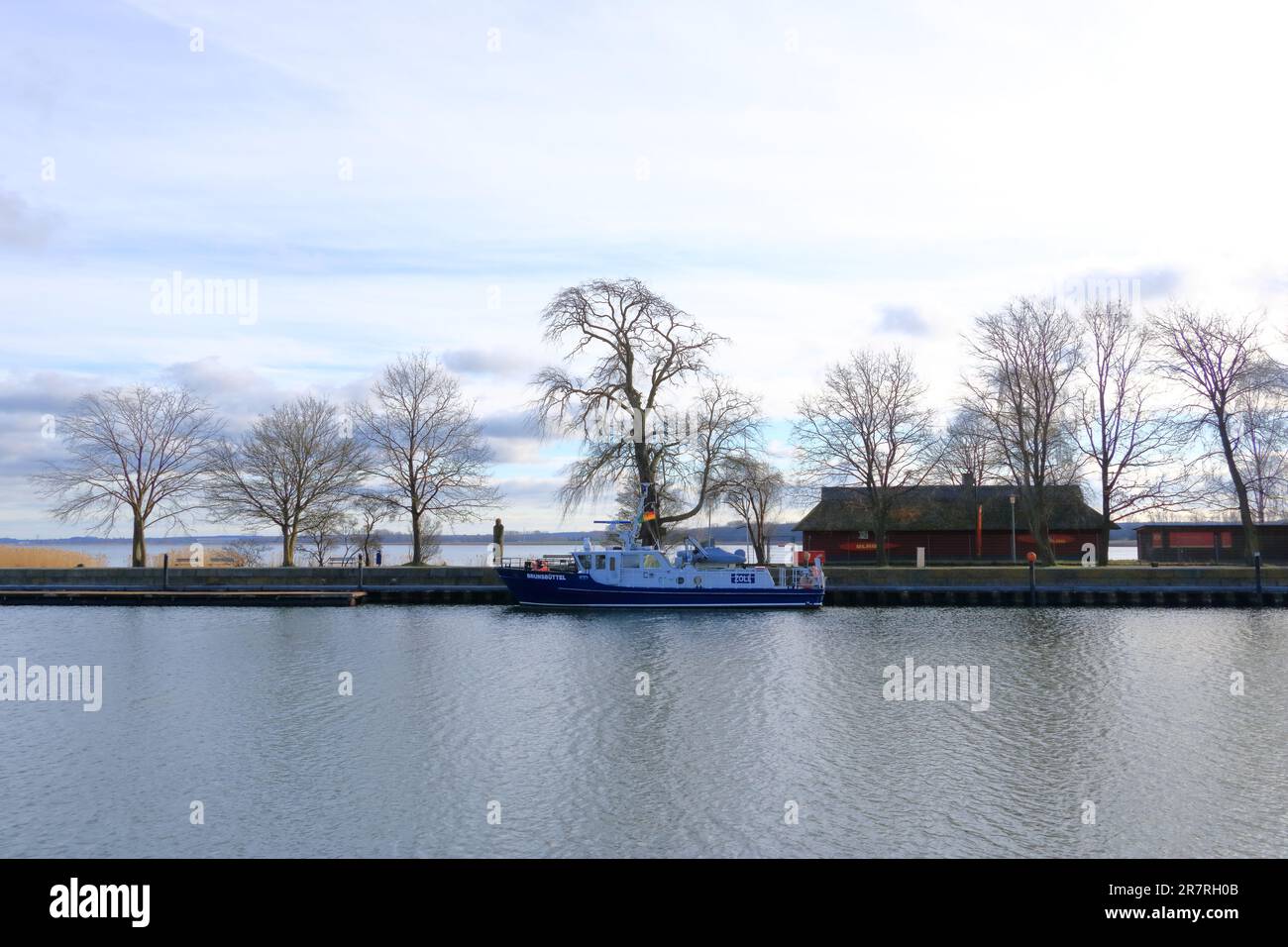 Januar 28 2023 - Wieck, Greifswald in Deutschland: Der Hafen des schönen Dorfes im Winter Stockfoto