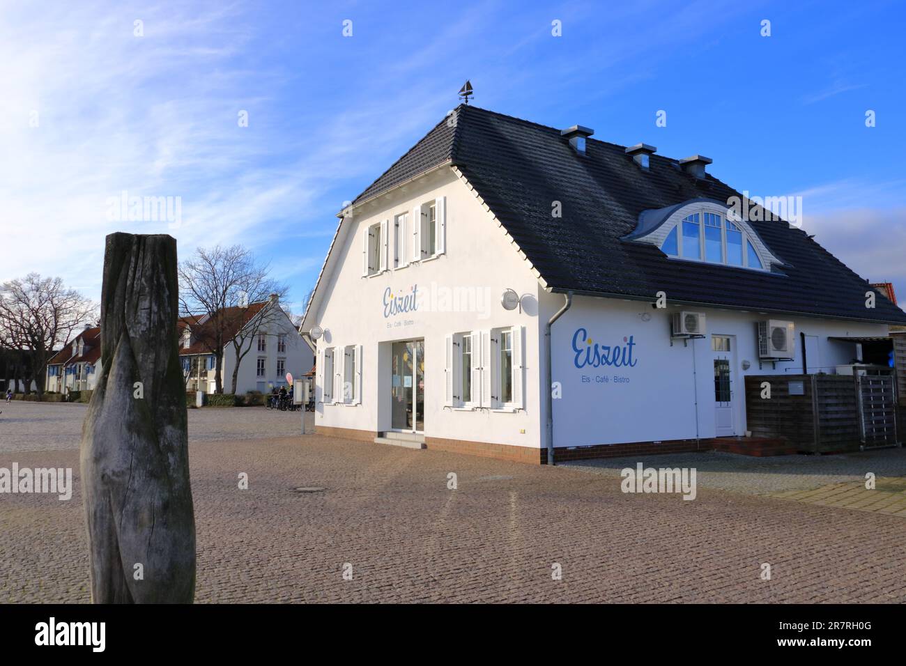 Januar 28 2023 - Wieck, Greifswald in Deutschland: Die Häuser rund um den Hafen des schönen Dorfes im Winter Stockfoto