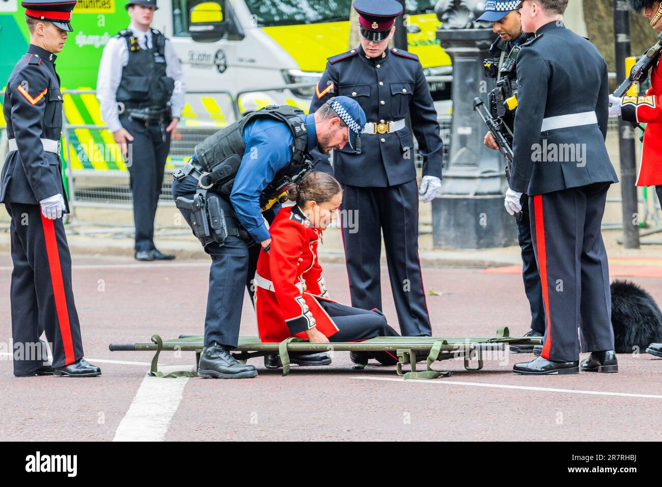 London, Großbritannien. 17. Juni 2023. Ein weiblicher Wachmann kollabiert im Haus und wird von einem bewaffneten Polizisten erwischt, der die Farbe für König Karl III. Geburtstag schmeißt. Zum ersten Mal seit mehr als dreißig Jahren werden alle fünf Fussschutzregimente teilnehmen. Ebenfalls auf der Parade findet das auf die Kavallerie montierte Regiment statt, das aus den Rettungsschwimmern und den Blues und Royals besteht, die zusammen die Eskorte des Sovereign und das königliche Pferd der Truppe bereitstellen. Kredit: Guy Bell/Alamy Live News Stockfoto