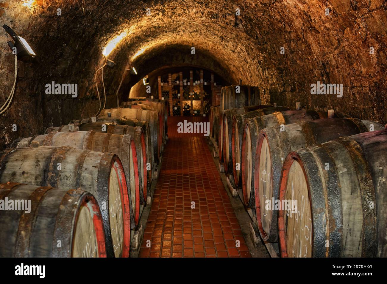 Ein alter Weinkeller mit Fässern Wein Stockfoto