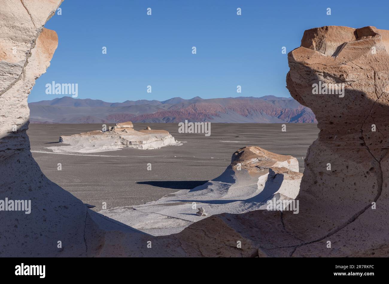 Campo de Piedra Pomez - eine bizarre, aber wunderschöne Landschaft im argentinischen Hochland mit einem riesigen Bimsfeld, vulkanischen Felsen und Sanddünen Stockfoto