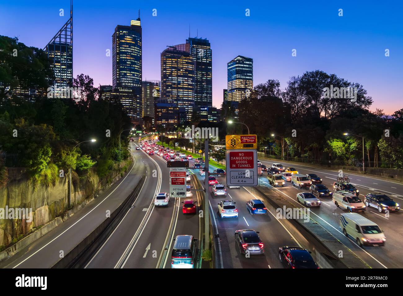 Sydney, Australien - 20. April 2022: Cahill Expressway mit Autos im Verkehr während der Hauptverkehrszeit in der Abenddämmerung. Es ist eine urbane Autobahn in Sydney und war die erste Stockfoto